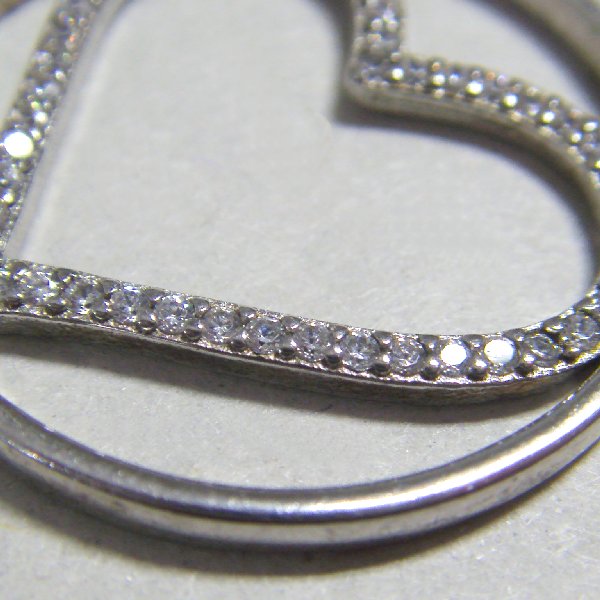 (p1372)Silver circular pendant motif heart.